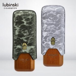 Bao da đựng 2 điếu gỗ cầm tay Lubinski YJA-50029 là phụ kiện cao cấp dành cho những người yêu thích Xigar và thường xuyên mang theo bên mình. Sản phẩm được thiết kế nhỏ gọn, sang trọng, giúp bảo vệ Xigar khỏi va đập, giữ form điếu và duy trì chất lượng trong quá trình di chuyển. Bao da 2 điếu ống gỗ Lubinski YJA-50029
